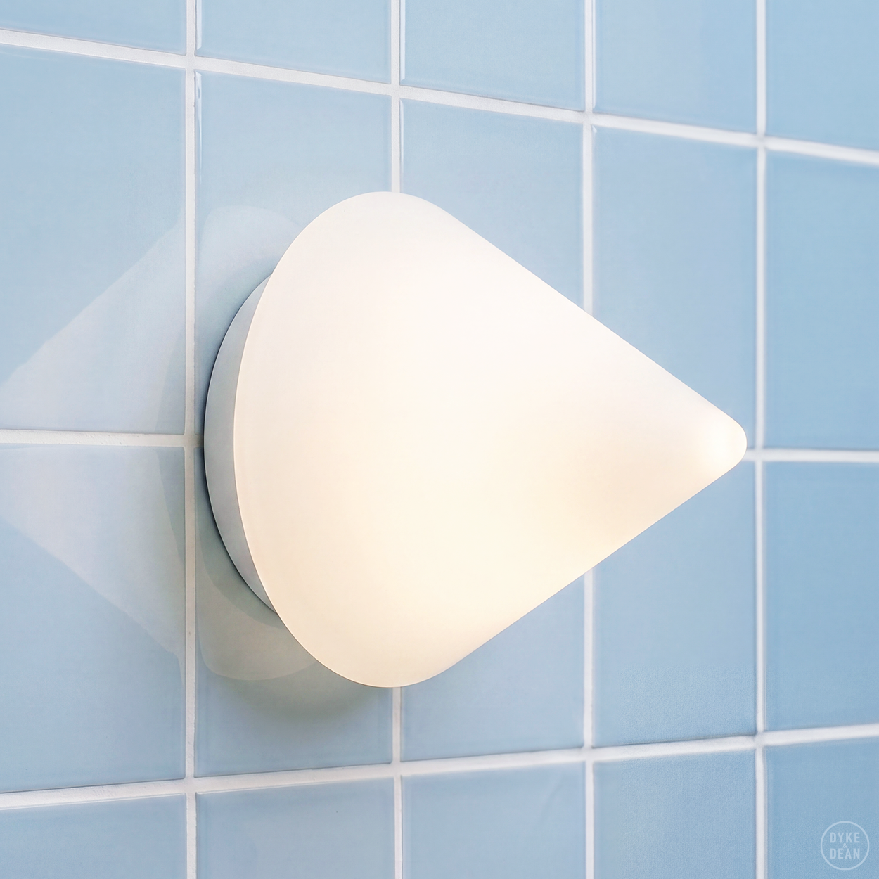 WHITE PYRAMID GLASS LIGHT LARGE