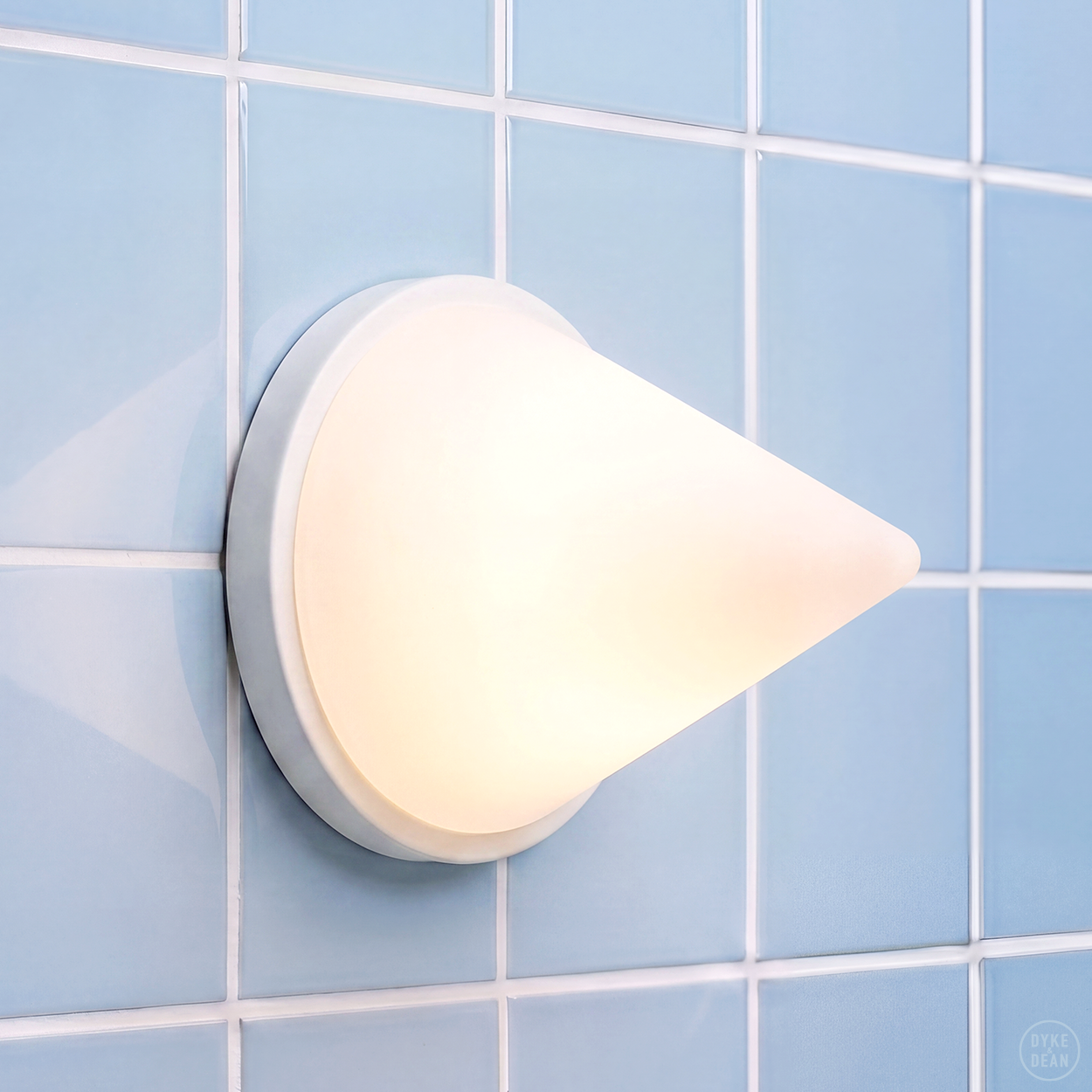 WHITE PYRAMID GLASS LIGHT