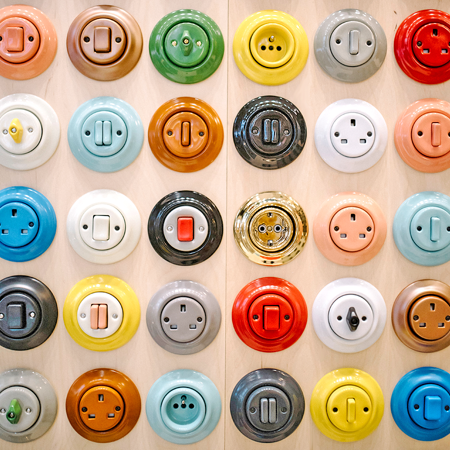 PORCELAIN WALL MOUNTED SWISS SOCKET CARROT - DYKE & DEAN