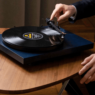 PRO-JECT DEBUT CARBON EVO TURNTABLE BLACK - DYKE & DEAN